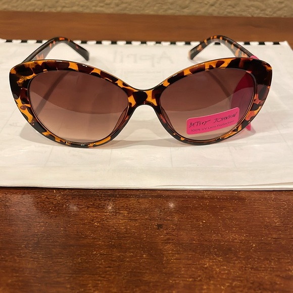 NWT Betsey Johnson Tortoise Sunglasses - Picture 5 of 5
